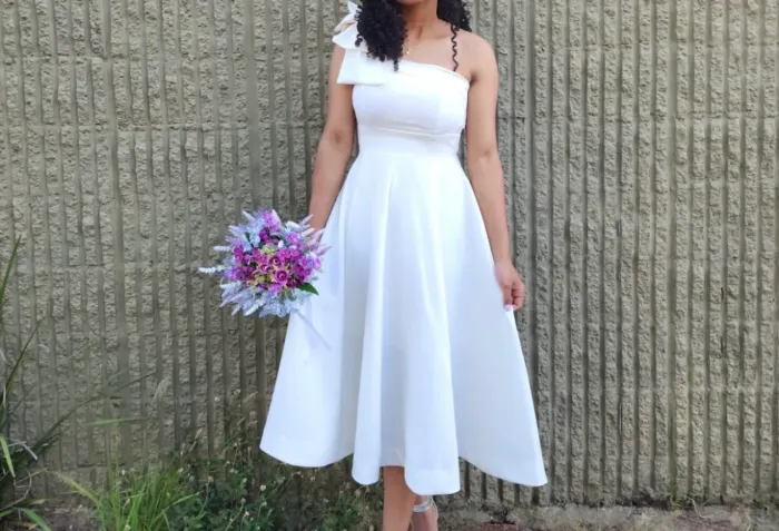 Vestido Mídi Ombro Só Com Laço Branco