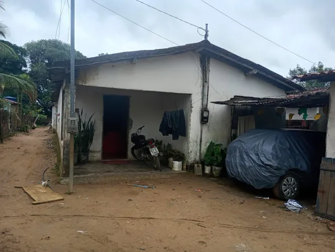 Vendo casa , terreno grande, possui 3 casa no total entrar em contato com nathalia