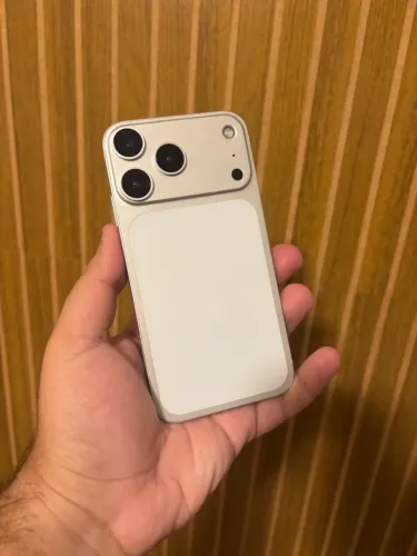 iPhone 11 na carcaça do 17 