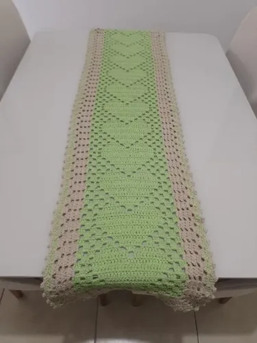 Trilho de mesa em crochê verde e bege 1.45mt 