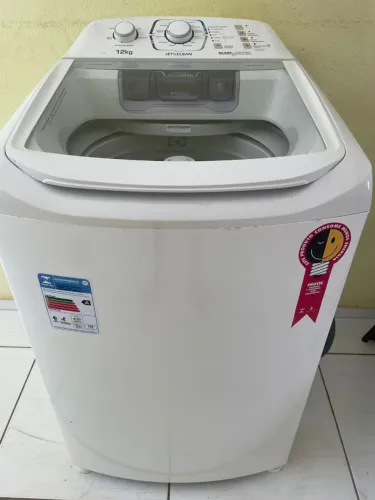 Vendo máquina Electrolux 12kg toda revisada aceitamos cartão fazemos entrega 3 meses de