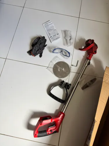 Vendo Roçadeira elétrica com duas baterias de 21v de 6Ah cada
