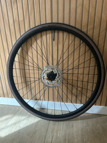 Rodas aro 700 com cubos e discos Shimano + Pneus Continental 28mm