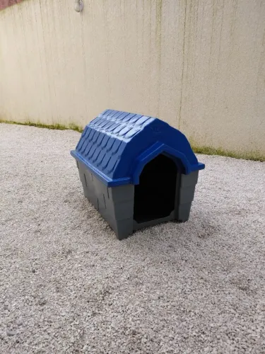 Casa plástica para cachorro.