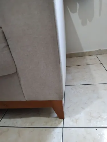 Sofá 3 lugar só  precisa de uma lavagem a seco  em boa condição 