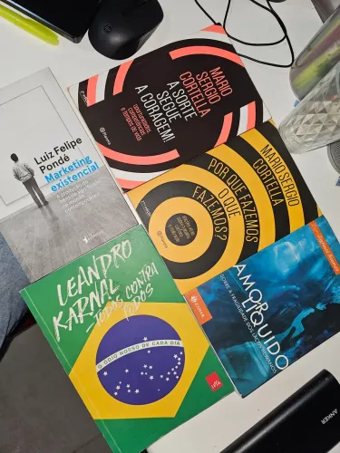 Livros de Karnal, Cortella, Pondé e Bauman.