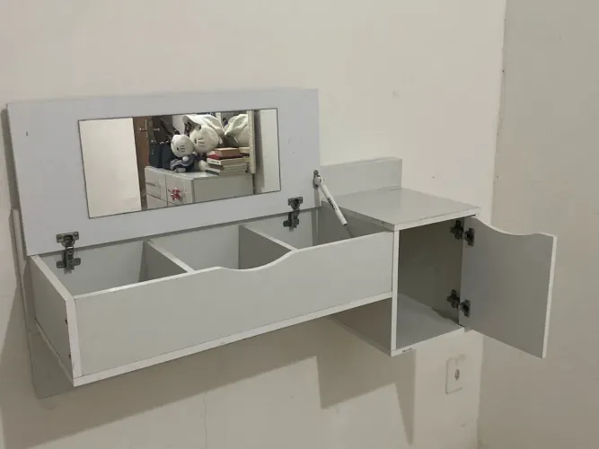 Vendo penteadeira pequena branco, intacta, fácil de montar e de locomover-se, *93