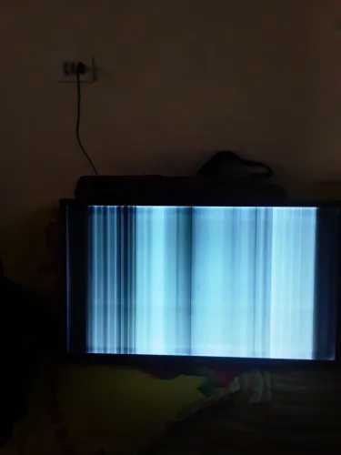 Tv AOC de 32 polegas com som e sem imagem apresentando várias listas, ou seja com avaria
