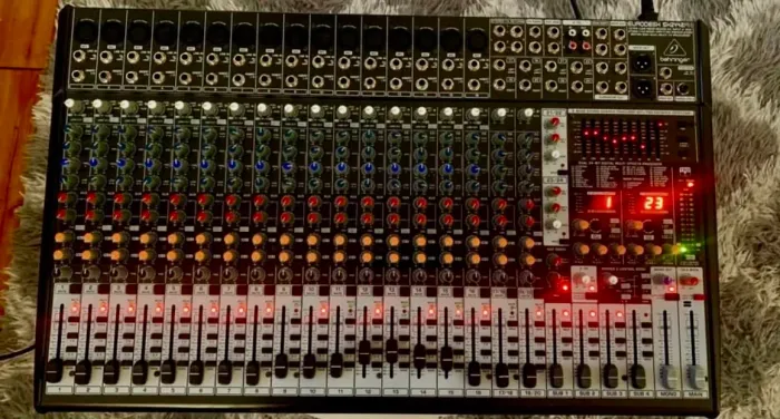 Mesa de som behringer eurodesk 2442Fx