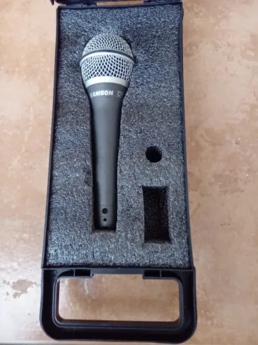 Microfone SAMSON Q7 completo com: pedestal, cachimbo, cabos; 8 unidades.