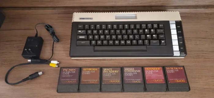 Computador Atari 600XL com 6 cartuchos