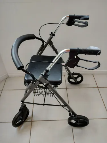 Andador com rodinhas para idosos