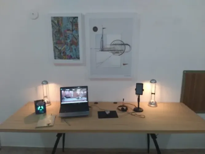 Mesa de escritório grande (2,10m) com fiação organizada e tomada embutida