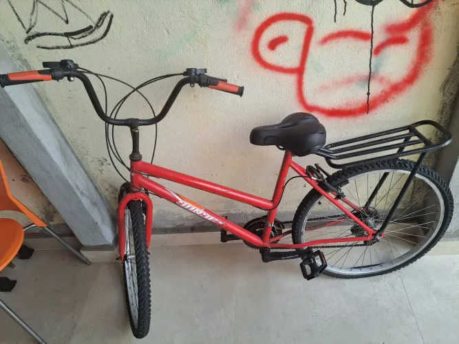 Mountain bike com bagageiro
