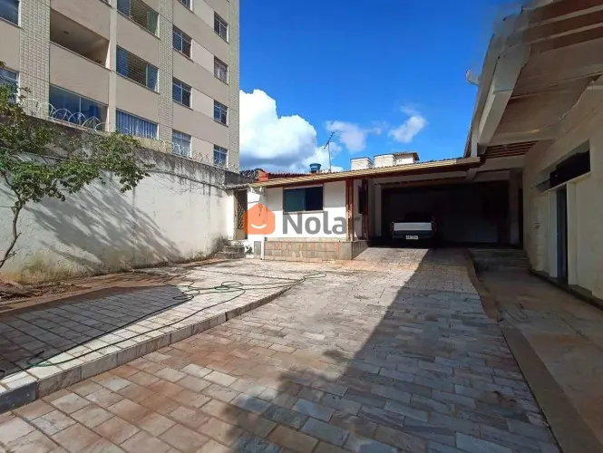 Casa com 03 suítes e Quintal Amplo para aluguel no Bairro Esplanada BH/MG