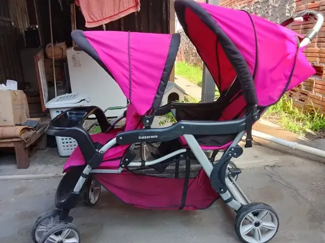 Vendo carrinho gêmeas e dois  bebe conforto pouco uso só chamar no watessap *