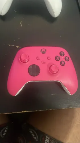 Controle Xbox series s rosa com defeito no lugar que conecta o fio