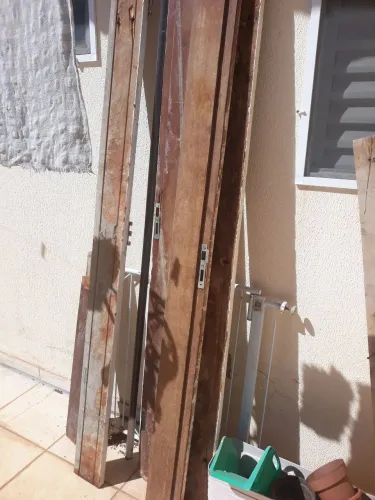 Doação de 2 conjuntos de batentes para portas
