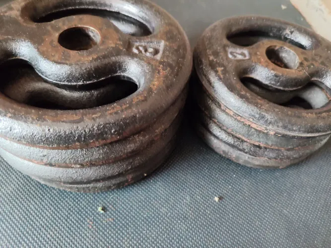 20kg de anilhas ferro sendo 4 de 3kg e 4 de 3kg.