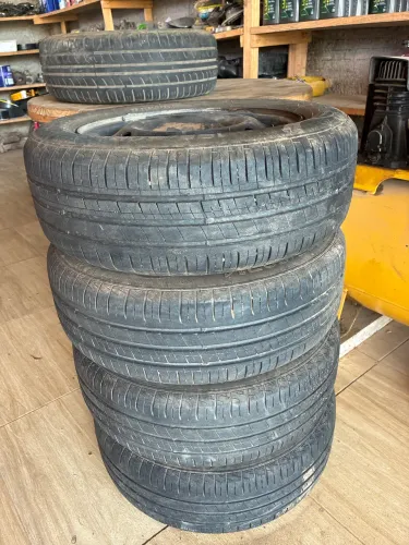 Vende-se 5 rodas de ferro da Ford com 5 pneus com 95 % de borrachas