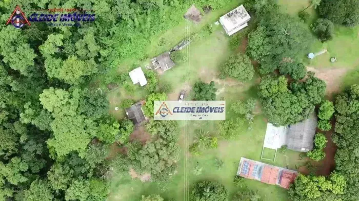 Chácara com 28 hectares, fundo Rio Coxipo, lago, pé de um morro, com 3 chalés à venda por
