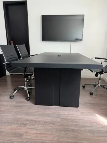 Mesa preta de escritório