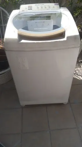 Lavadora de roupas 9kg digital. Várias lavagens a quente tbem.