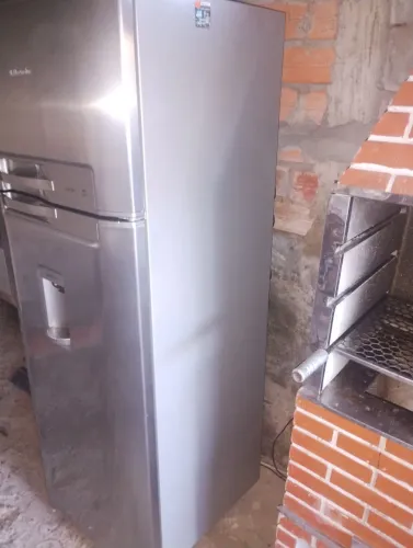 Geladeira Electrolux porta com saída de água