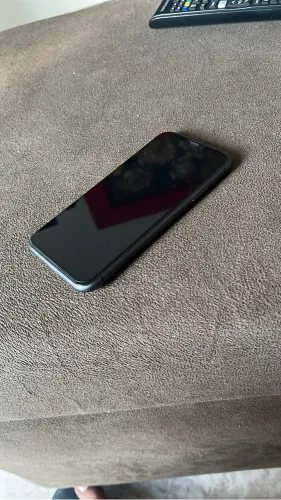 iPhone 11 novíssimo nunca reparado, nunca teve nenhum assessoria trocado muito novo !