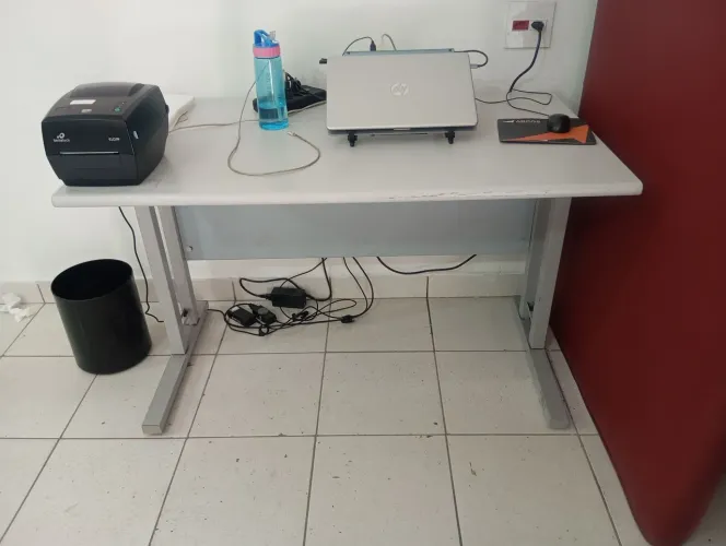 Mesa de escritório usada bom estado