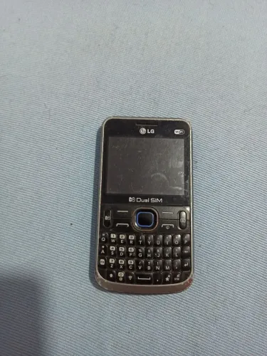 Celular antigo da LG com teclado qwerty 