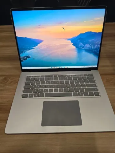 Microsoft Surface Laptop 7 Snapdragon X Elite 16GB RAM 256GB SSD Notebook Estado de novo