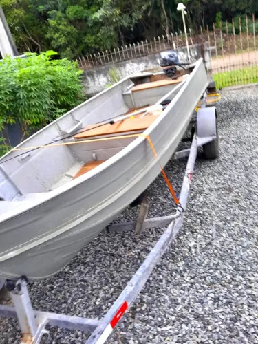 Vende-se barco de alumínio Evinaude com carretinha