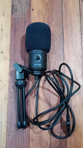 Fifine K669b, com tripé e espuma, entrada USB