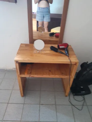 Mesinha de palete tipo pendeadeira.