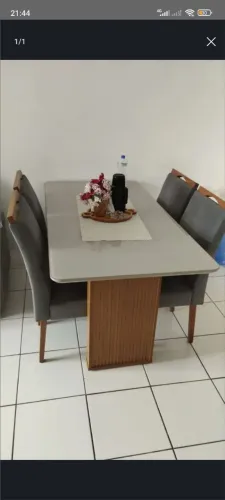 Mesa com 6 cadeiras em perfeito estado 