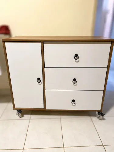 Cômoda com gavetas e porta e rodinhas