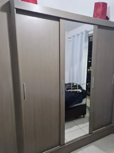 Guarda roupa com portas de correr com espelho