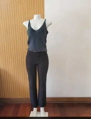 Calça feminina preta boot cut tam 38