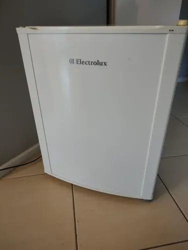 Frigobar Eletrolux RE80