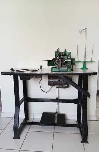 Maquina overlock  doméstica 