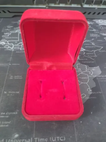 caixinha ou estojo de veludo vermelho utilizado para anéis, brincos ou alianças.