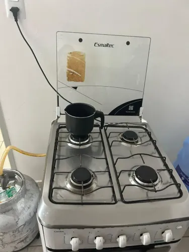 Vendo fogão 4 bocas Esmaltec elétrico funcionando 3 bocas e forno