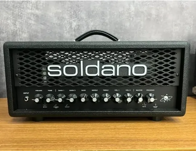 Amplificador Valvulado Soldano Astro 20 watts 3 Canais IRs Saída DI Preto
