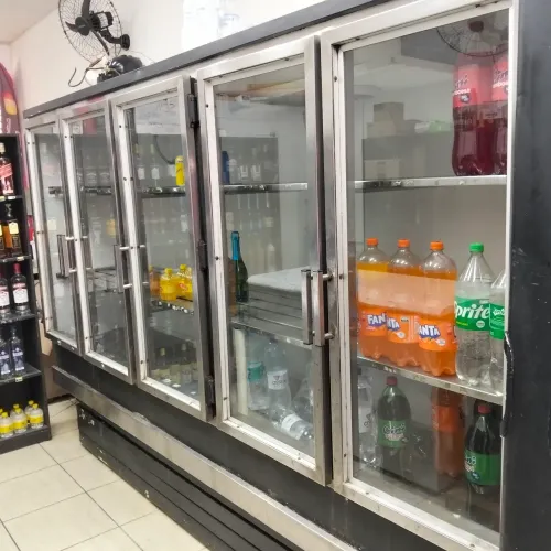 Expositora de bebidas 5 portas de vidro