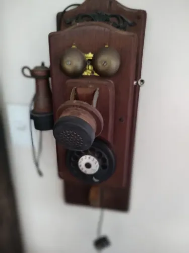Antiguidsdes telefone antigo de madeira