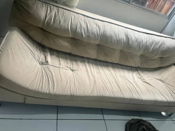 Sofá com marcas de uso