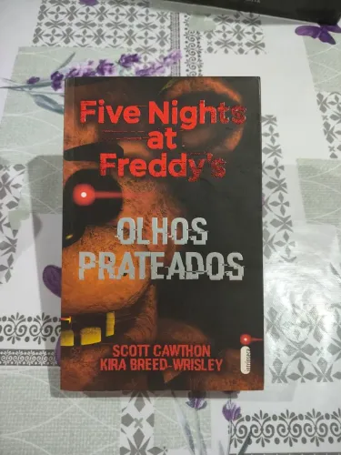Five Nights At Freddy's olhos prateados 
