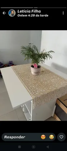 Vende-se mesa pequena dobrável com 2 banquetas