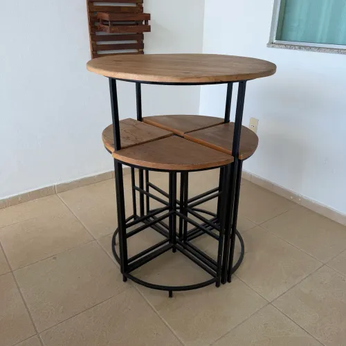 Bistrô redondo com 4 banquetas altas que se encaixam sob a mesa